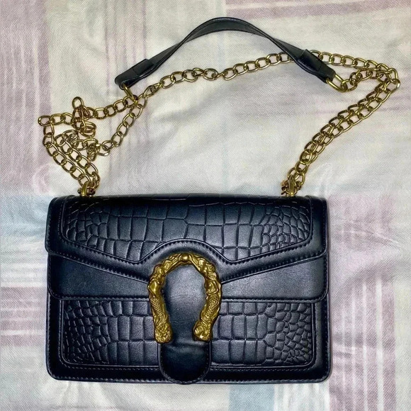 Fancy bag with snake 🐍 lock design and snake skin surface - Picture 1 of 3